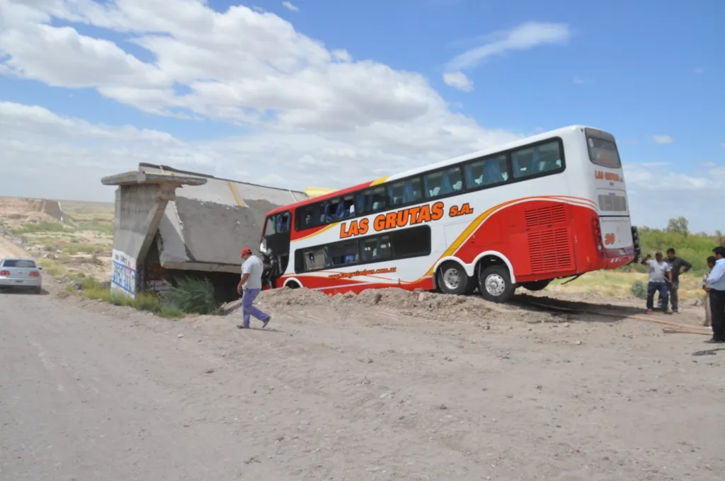 JA-Puente-sobre-el-arroyo-Nahuel-Niyeu-accidentes-2-1
