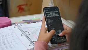 Cipolletti-Uso-de-celulares-en-las-aulas-colegio-estudiantes-salto-1
