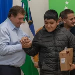 Weretilneck entregó 146 notebooks para estudiantes rurales