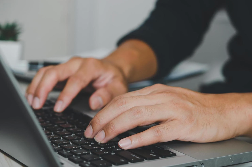 inscripcion-manos-computradorawebp