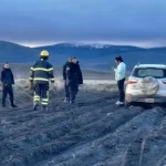 Policía y Bomberos asistieron a una conductora varada en Pilcaniyeu
