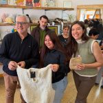 Artesanas de Jacobacci realizaron una nueva entrega de chalecos tejidos a estudiantes