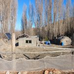 En Mencué, la solidaridad también se escribe a mano: cartoncitos que mantienen comunicadas a las familias rurales